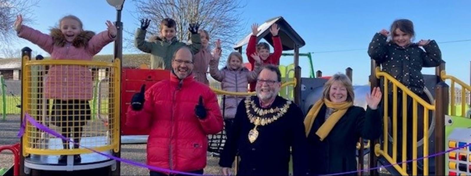 Cllr Martin Colston, Mayor & Cllr Sarah Slack With Children 1